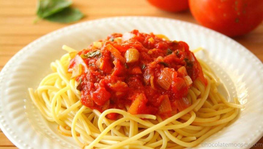 Спагетти с соусом из запеченных овощей