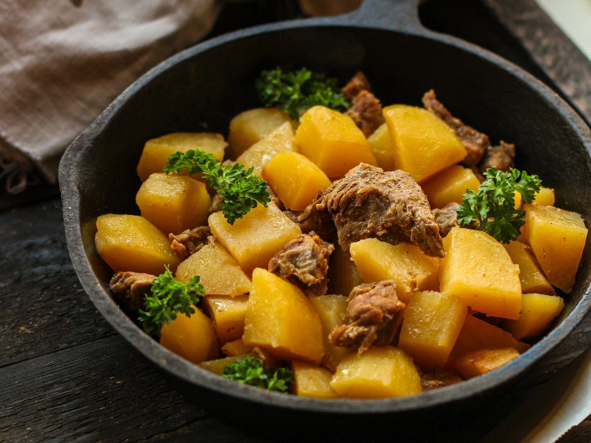 Картошка в утятнице с мясом или курицей – рецепт с фото